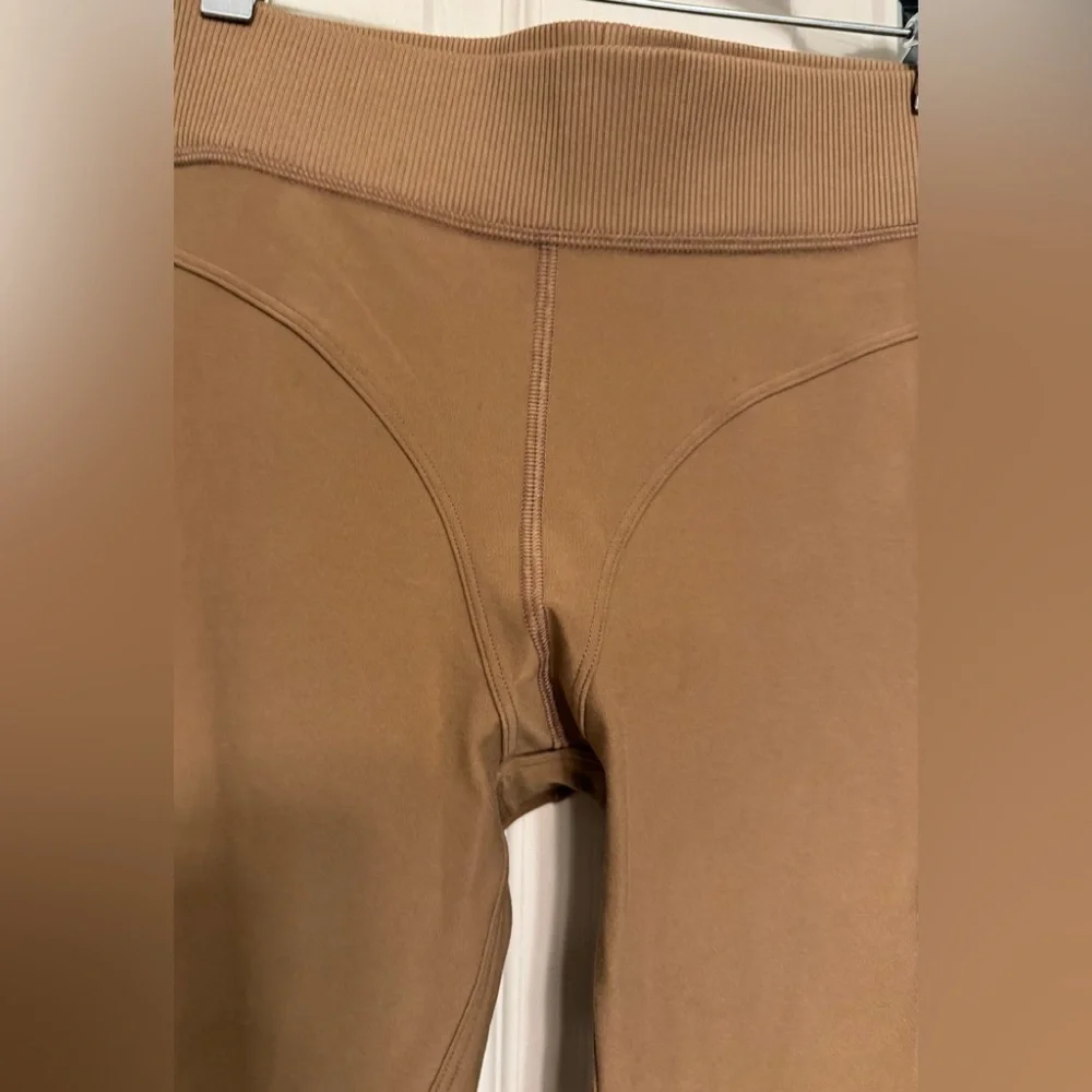 Alo yoga pants with soft  ribbed contrast- - Picture 3 of 4